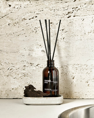 Reed Diffuser Wood Nest – 120 ml van Meraki, toegepast in een rustige badkameromgeving