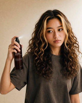 Refresh spray Soft Allure - 125 ml van Meraki, toegepast in een rustige badkameromgeving