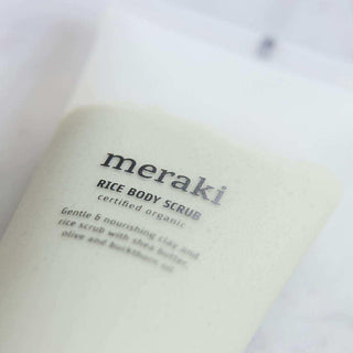 Rijst body scrub van Meraki, van dichtbij met etiket en productstructuur zichtbaar