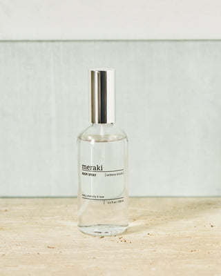 Roomspray Verbena Drizzle – 100 ml van Meraki, toegepast in een rustige badkameromgeving