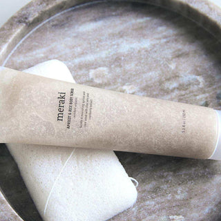 Scrub & Butter set van Meraki, toegepast in een rustige badkameromgeving