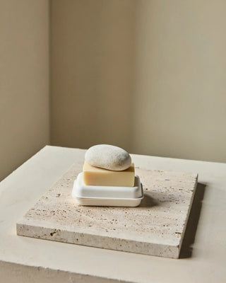 Scrubsteen set met eucalyptus zeep van Meraki, toegepast in een rustige badkameromgeving