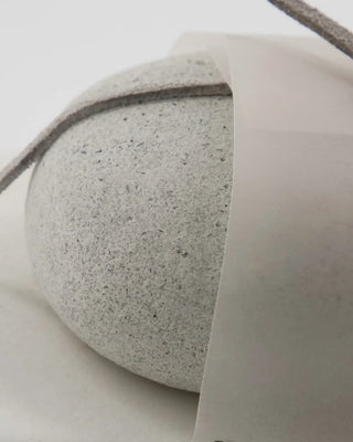 Scrubsteen set met eucalyptus zeep van Meraki, toegepast in een sfeervolle interieursetting