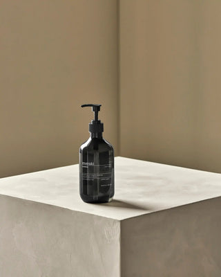 Shampoo Deep Valley 490ml van Meraki, toegepast in een rustige badkameromgeving