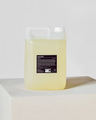Shampoo Deep Valley Refill – 5L van Meraki, toegepast in een rustige badkameromgeving