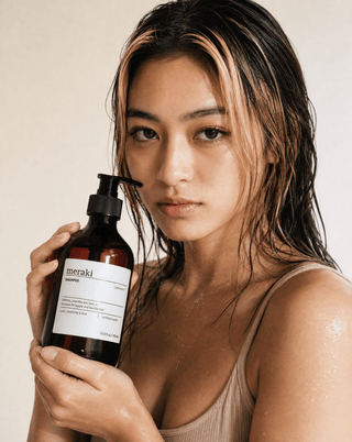 Shampoo Pure Basic - 490ml van Meraki, toegepast in een rustige badkameromgeving