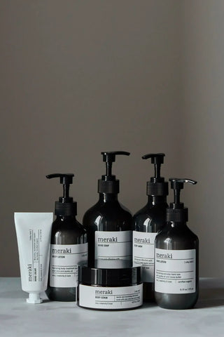 Meraki Silky Mist verzorgingsproducten als complete collectie tegen een donkere achtergrond