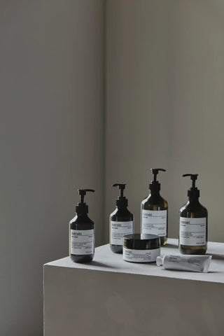 Meraki Silky Mist verzorgingsproducten als collectie op een minimalistische sokkel