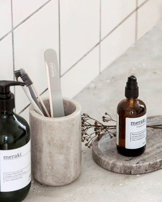Tandenborstelhouder Marble Beige van Meraki, toegepast in een rustige badkameromgeving