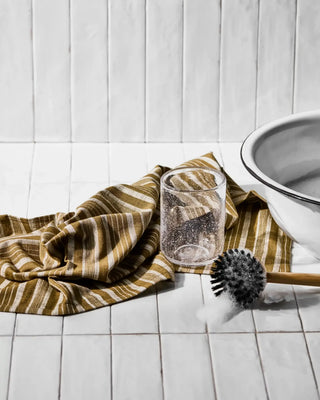 Theedoek Donker olijf 50x70 cm - 2 stuks van Meraki, toegepast in een rustige badkameromgeving