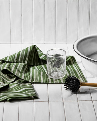 Theedoek Groen 50x70 cm - set van 2 van Meraki, toegepast in een rustige badkameromgeving