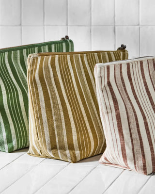 Toilettas donker olijf katoen 32cm van Meraki, toegepast in een rustige badkameromgeving