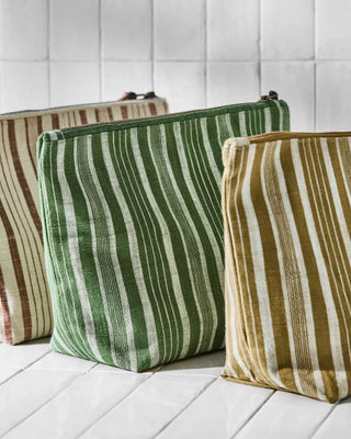 Toilettas Green groen 32cm van Meraki, toegepast in een rustige badkameromgeving