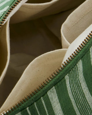 Toilettas Green groen 32cm van Meraki, in een gestileerde detailopstelling