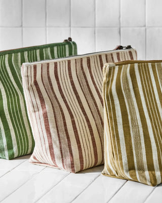 Toilettas terracotta van katoen 32cm van Meraki, toegepast in een rustige badkameromgeving