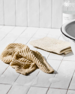 Vaatdoek Beige 30x30 cm - 2 stuks van Meraki, toegepast in een rustige badkameromgeving