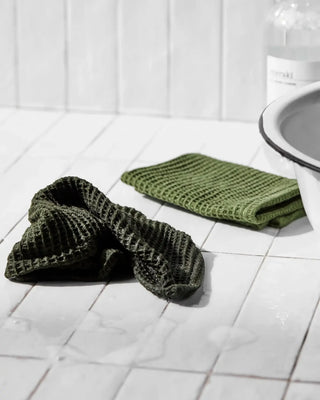 Vaatdoek Green Groen 30x30 cm - 2 stuks van Meraki, toegepast in een rustige badkameromgeving