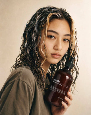 Vochtinbrengende conditioner Soft Allure - 490 ml van Meraki, toegepast in een rustige badkameromgeving