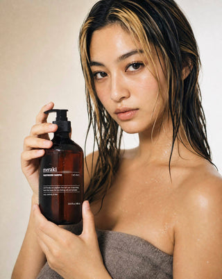 Vochtinbrengende shampoo Soft Allure - 490 ml van Meraki, toegepast in een rustige badkameromgeving