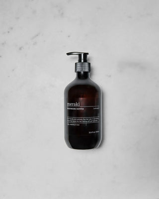 Vochtinbrengende shampoo Soft Allure - 490 ml van Meraki, toegepast in een sfeervolle interieursetting