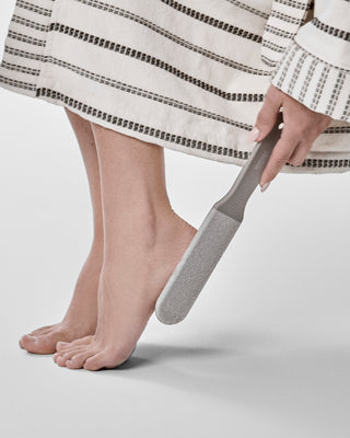 Voetvijl Meraki Grijs 27,8 cm van Meraki, toegepast in een rustige badkameromgeving