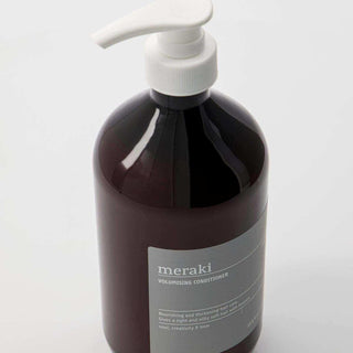 Meraki Volumising Conditioner in pompflacon, schuin van boven gefotografeerd