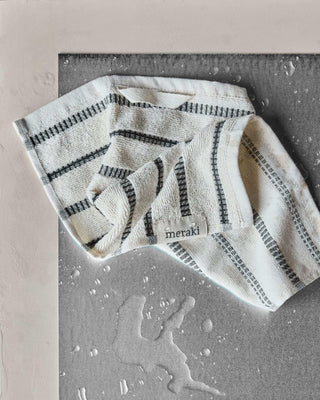 Wasdoekje True Gebroken wit Zwart 30x30cm - 3 stuks van Meraki, toegepast in een rustige badkameromgeving