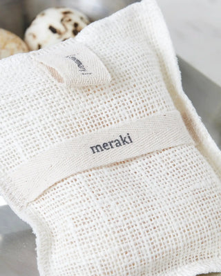 Washandje Rosemary 140gr van Meraki, van dichtbij met etiket en productstructuur zichtbaar