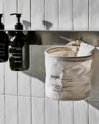 Witte opbergmand Caring 15cm van Meraki, toegepast in een sfeervolle interieursetting
