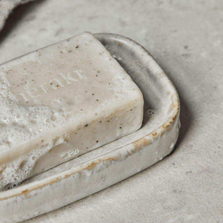 Zeepbar Sesam scrub 100gr van Meraki, in een gestileerde detailopstelling