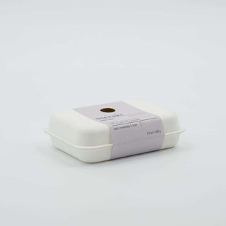 Zeepbar Sesam scrub 100gr van Meraki, in een gestileerde productopstelling