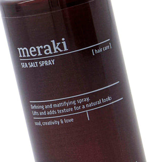 Close-up van het etiket op de donkerbruine flacon Meraki Sea Salt Spray