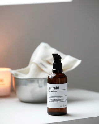 Zelfbruinende druppels Costume 100ml van Meraki, toegepast in een rustige badkameromgeving