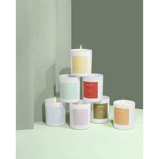 Legend Armonica geurkaars van Mia Colonia, samen met de herkenbare cadeauverpakking