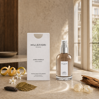 Ambra Minerale homespray met citrus, witte bloemen, tonkaboon, ceder en patchouli in een Milanese woonsetting