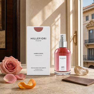 Ambra & Rosa homespray met roos, sinaasappel, leer en amber in een warme Milanese woonsetting