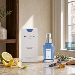 Blue Posidonia homespray met citrus, groene appel, lavendel, rozemarijn, amber en ceder in een lichte Milanese setting