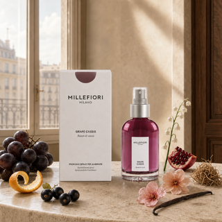 Grape Cassis homespray met druif, cassis, granaatappel, perzikbloesem, vanille en vetiver in een Milanese setting