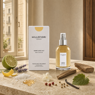 Honey & Sea Salt homespray met honing, zeezout, bergamot, lavendel, jasmijn, hout en vanille in een Milanese setting