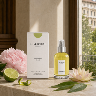 Lemon Grass homespray met limoen, bergamot, verbena, rozemarijn, pioenroos en lotus in een lichte Milanese setting
