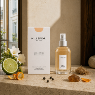 Lime & Vetiver homespray met limoen, sinaasappel, fresia, peper, vetiver en amber in een warme Milanese woonsetting