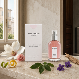 Magnolia Blossom & Wood homespray met bergamot, appel, magnolia, roos, viooltje en ceder in een Milanese woonsetting