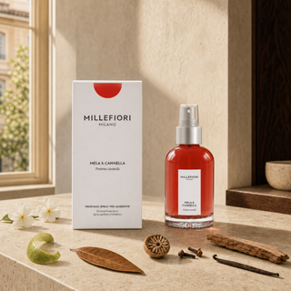 Mela & Cannella homespray met groene appel, witte bloemen, kaneel, nootmuskaat, ceder en vanille in een Milanese setting