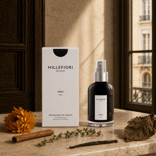 Nero homespray met goudsbloem, kaneel, tijm, patchouli en vanille in een donkere Milanese woonsetting