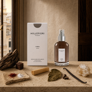 Ombra homespray met agarhout, saffraan, cacao, sandelhout, patchouli, vanille en ambergris in een Milanese setting