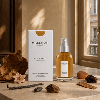 Petali di Tabacco homespray met tabaksblad, tabaksbloem, vanille, tonkaboon, gedroogd fruit en hout in een Milanese setting