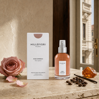 Rose Espresso homespray met roos, koffiebonen, amber, vanille en witte muskus in een warme Milanese woonsetting