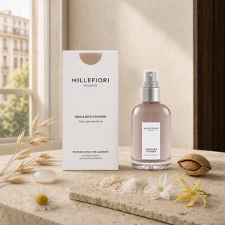 Silk & Rice Powder homespray met haver, rijstpoeder, kamille, jasmijn, ylang-ylang en amandel in een zachte Milanese setting