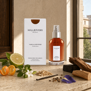 Vanilla & Wood homespray met sinaasappel, bergamot, vanille, ceder, ebbenhout, sandelhout en iris in een Milanese setting