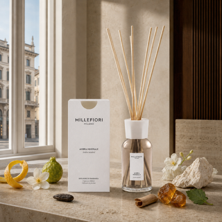 Milano Reed Diffuser Ambra Minerale met citrus, witte bloemen, amber, ceder en patchouli op travertin